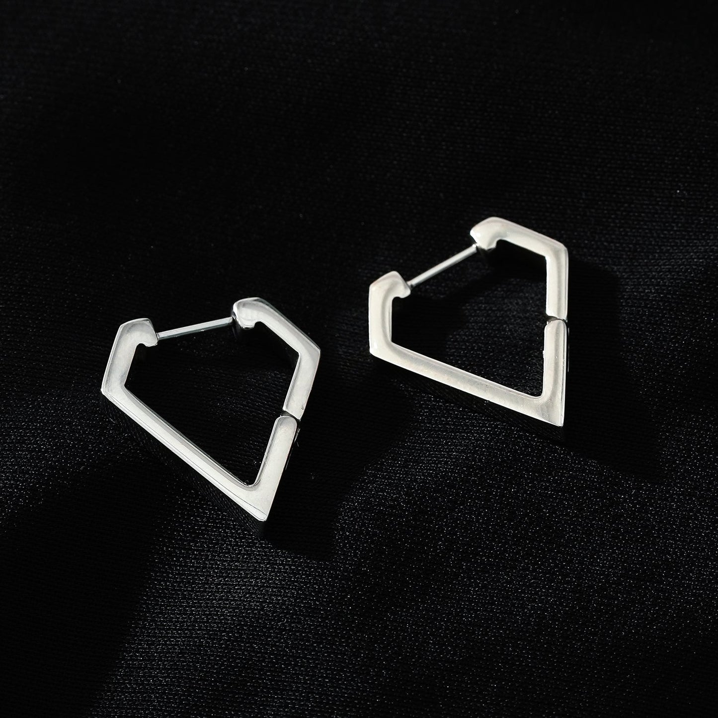 CAGLIARI : Boucles d'oreilles créoles contemporaines de forme triangulaire en or blanc (ton argenté)