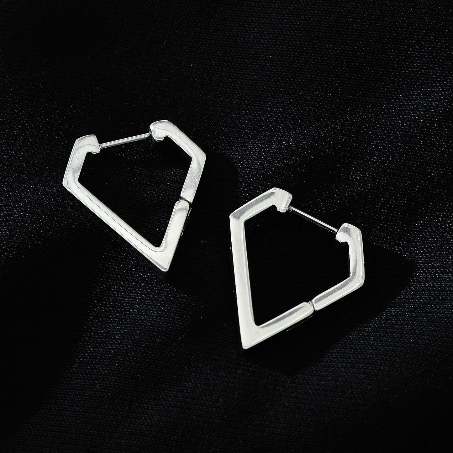 CAGLIARI : Boucles d'oreilles créoles contemporaines de forme triangulaire en or blanc (ton argenté)