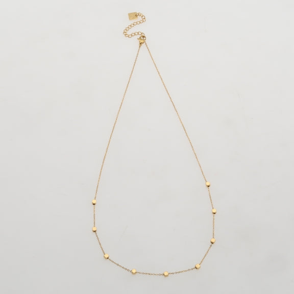 Collier en chaîne fine dorée avec perles carrées CALLA