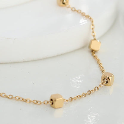 Collier en chaîne fine dorée avec perles carrées CALLA