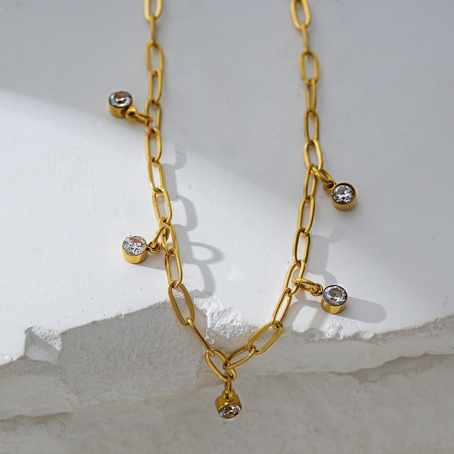 CANARI : Chaîne de cheville mini trombone avec charms zircone