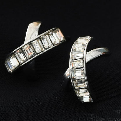 CARBIS : Boucles d'oreilles crossover de style rétro incrustées de zircones en or blanc (ton argenté)