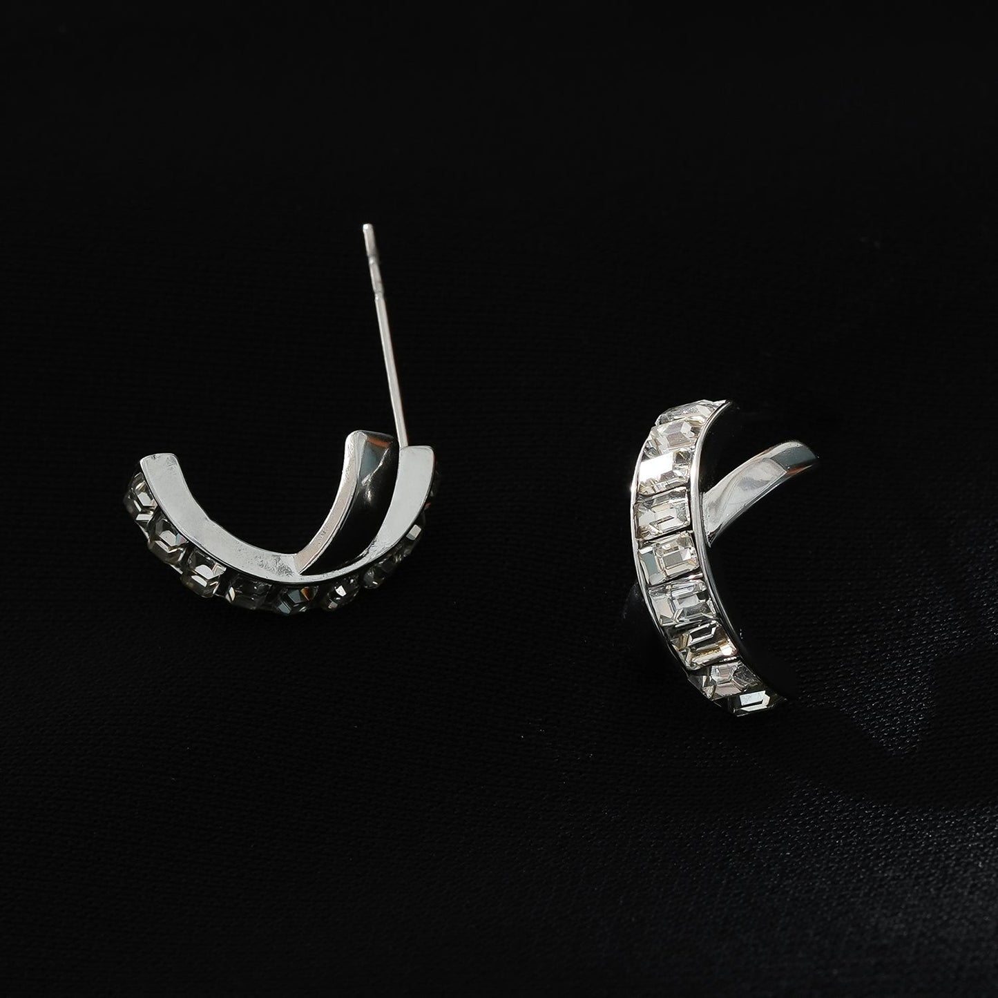 CARBIS : Boucles d'oreilles crossover de style rétro incrustées de zircones en or blanc (ton argenté)