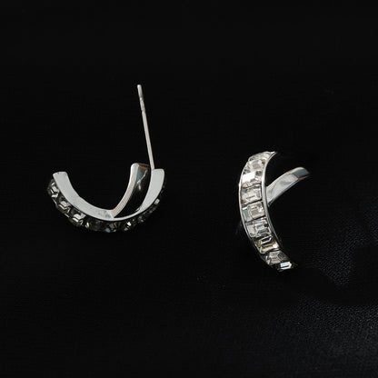 CARBIS : Boucles d'oreilles crossover de style rétro incrustées de zircones en or blanc (ton argenté)
