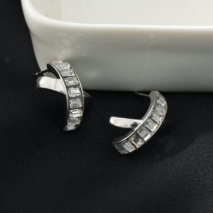 CARBIS : Boucles d'oreilles crossover de style rétro incrustées de zircones en or blanc (ton argenté)