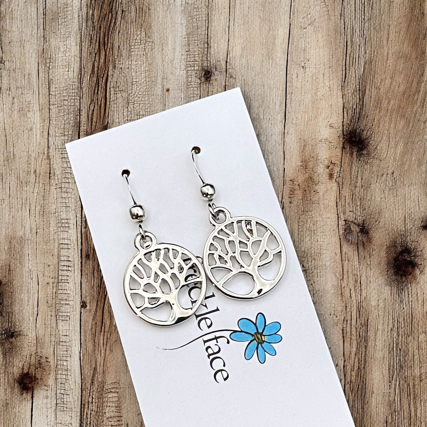 Boucles d'oreilles pendantes silhouette d'arbre – Options argent mat et poli