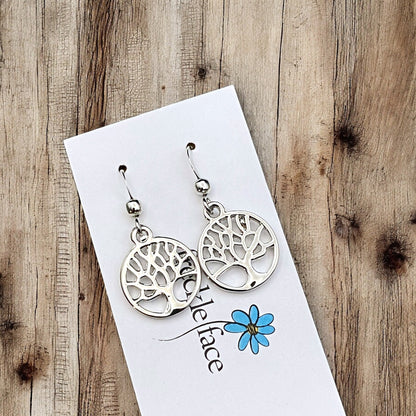 Boucles d'oreilles pendantes silhouette d'arbre – Options argent mat et poli
