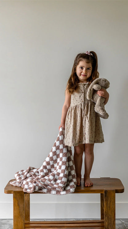 Couverture pour tout-petit à carreaux blancs et couleur chocolat