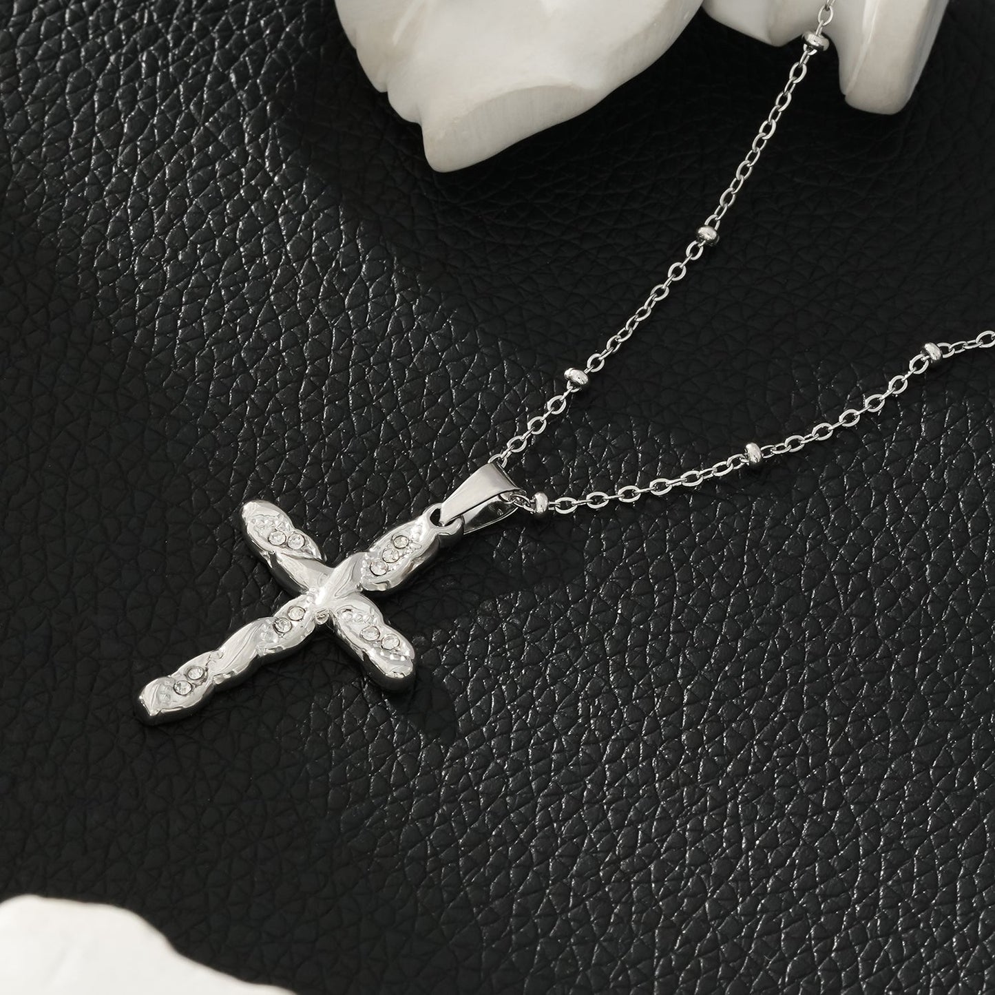 Or blanc ton argent CHAMONIX : Collier chaîne fine perlée avec pendentif croix texturé incrusté de zircone