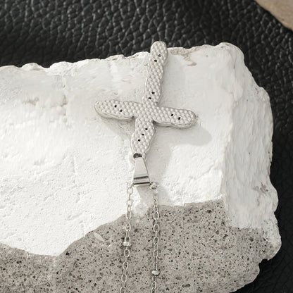 Or blanc ton argent CHAMONIX : Collier chaîne fine perlée avec pendentif croix texturé incrusté de zircone