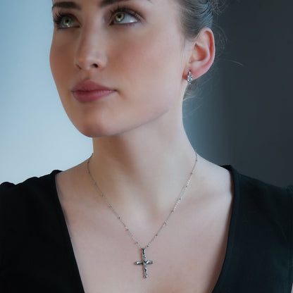 Or blanc ton argent CHAMONIX : Collier chaîne fine perlée avec pendentif croix texturé incrusté de zircone