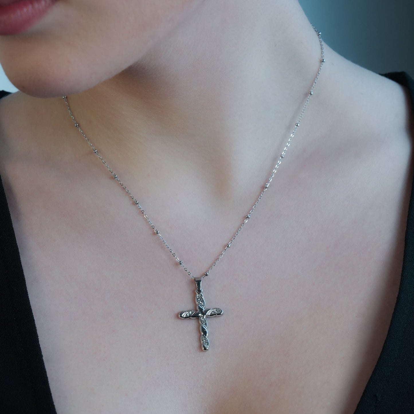 Or blanc ton argent CHAMONIX : Collier chaîne fine perlée avec pendentif croix texturé incrusté de zircone