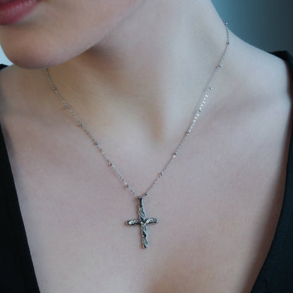 Or blanc ton argent CHAMONIX : Collier chaîne fine perlée avec pendentif croix texturé incrusté de zircone