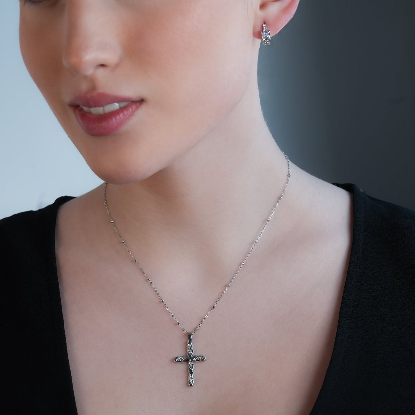 Or blanc ton argent CHAMONIX : Collier chaîne fine perlée avec pendentif croix texturé incrusté de zircone