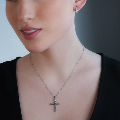 Or blanc ton argent CHAMONIX : Collier chaîne fine perlée avec pendentif croix texturé incrusté de zircone
