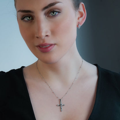 Or blanc ton argent CHAMONIX : Collier chaîne fine perlée avec pendentif croix texturé incrusté de zircone