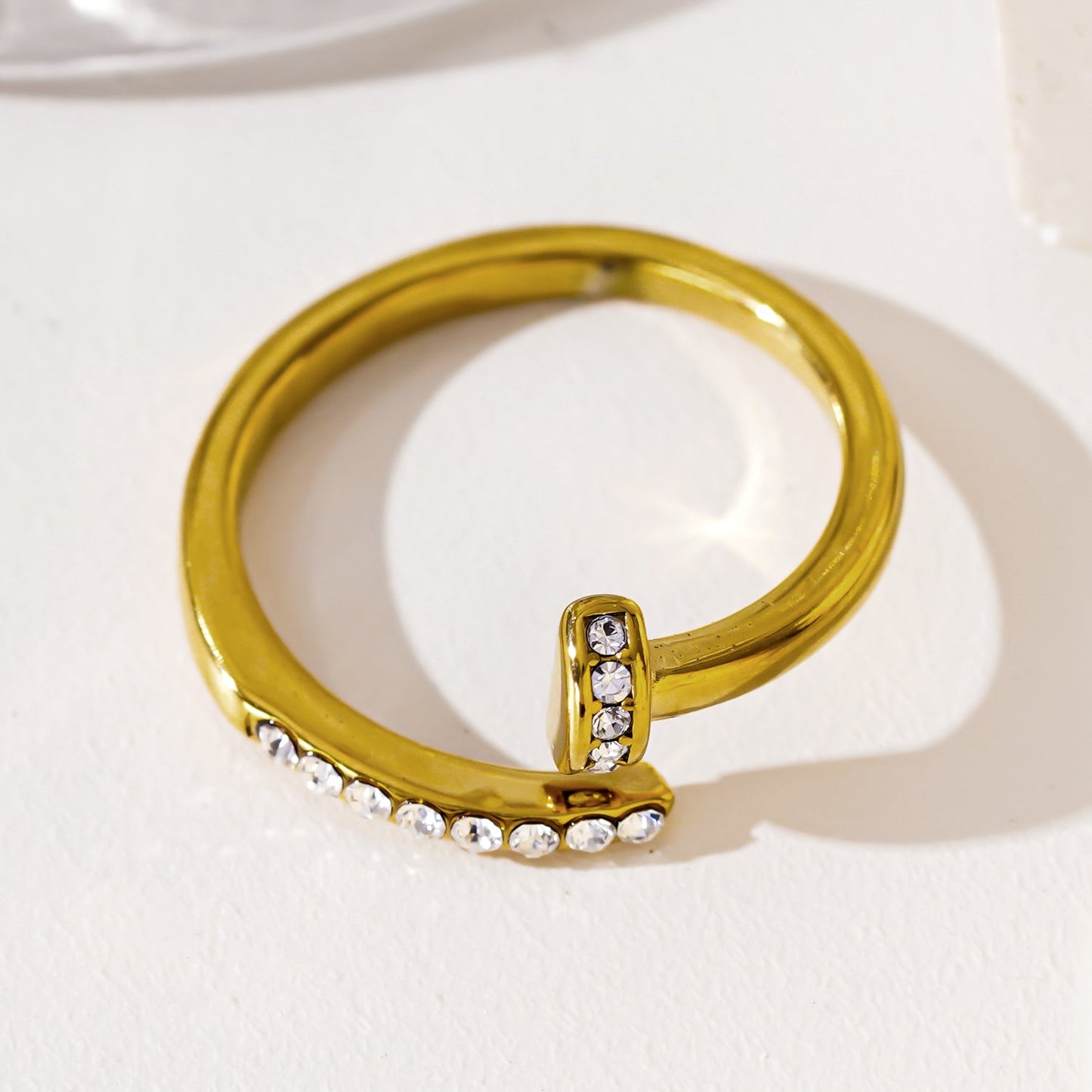 CHARISSE Gold : Bague Clou Torsadée Industrielle-Chic avec Embellissements Zirconia Pavé