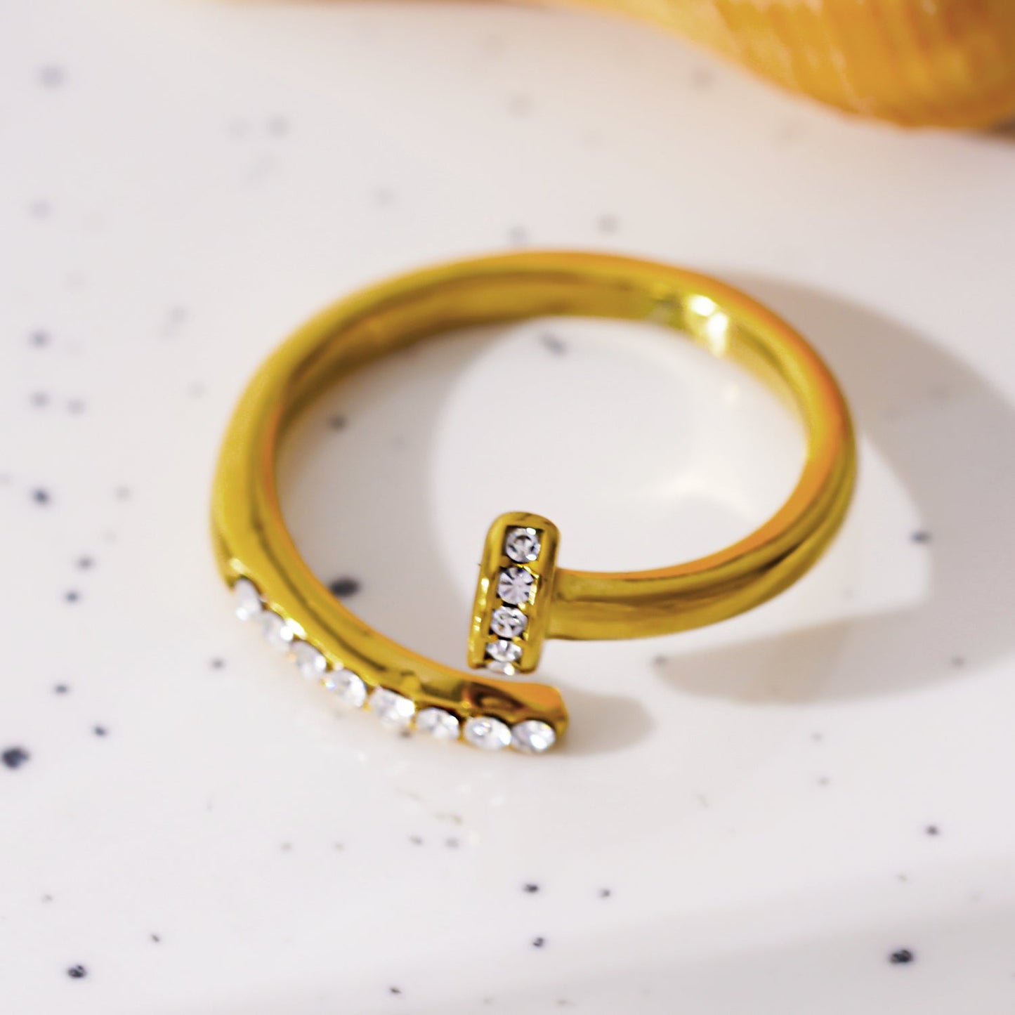 CHARISSE Gold : Bague Clou Torsadée Industrielle-Chic avec Embellissements Zirconia Pavé