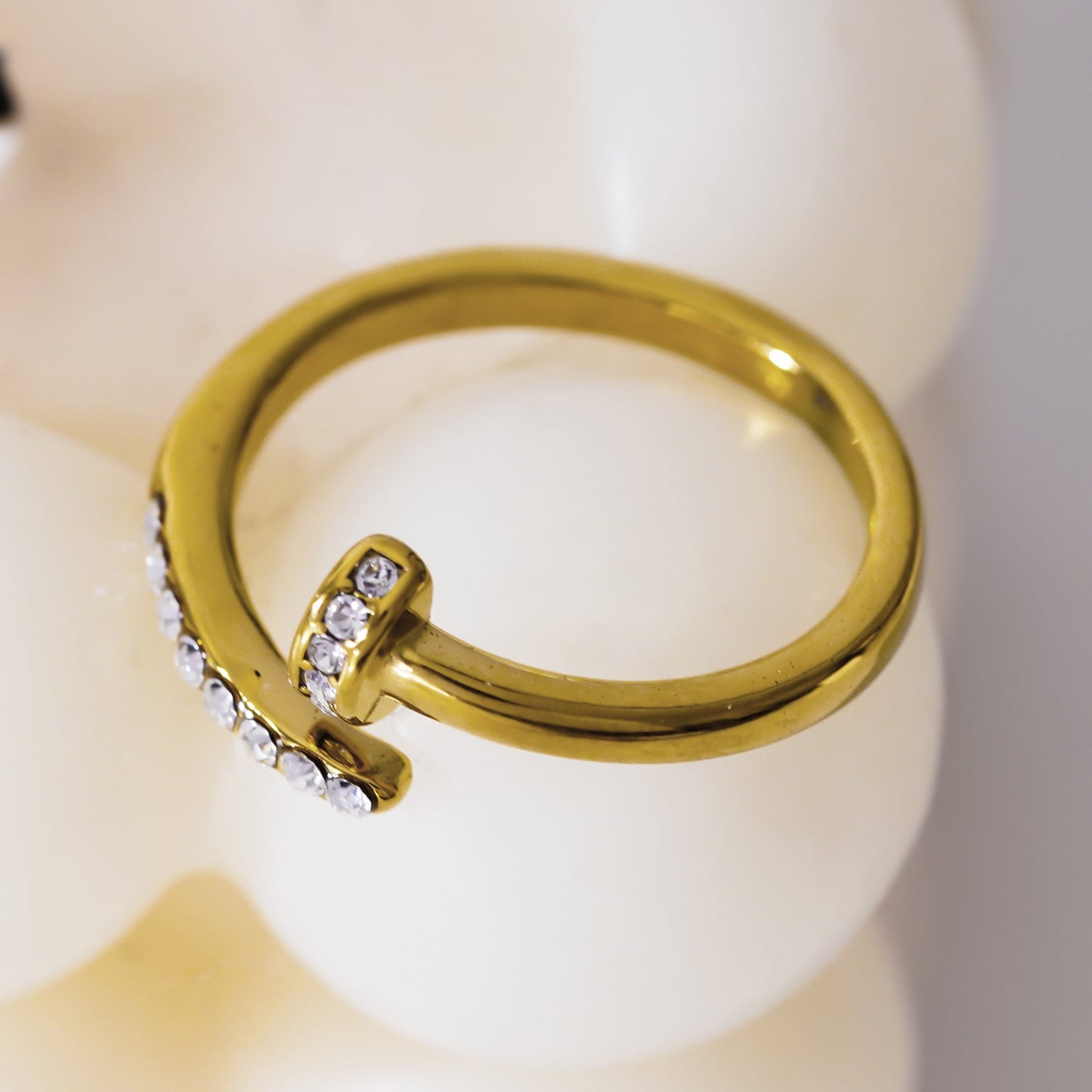 CHARISSE Gold : Bague Clou Torsadée Industrielle-Chic avec Embellissements Zirconia Pavé