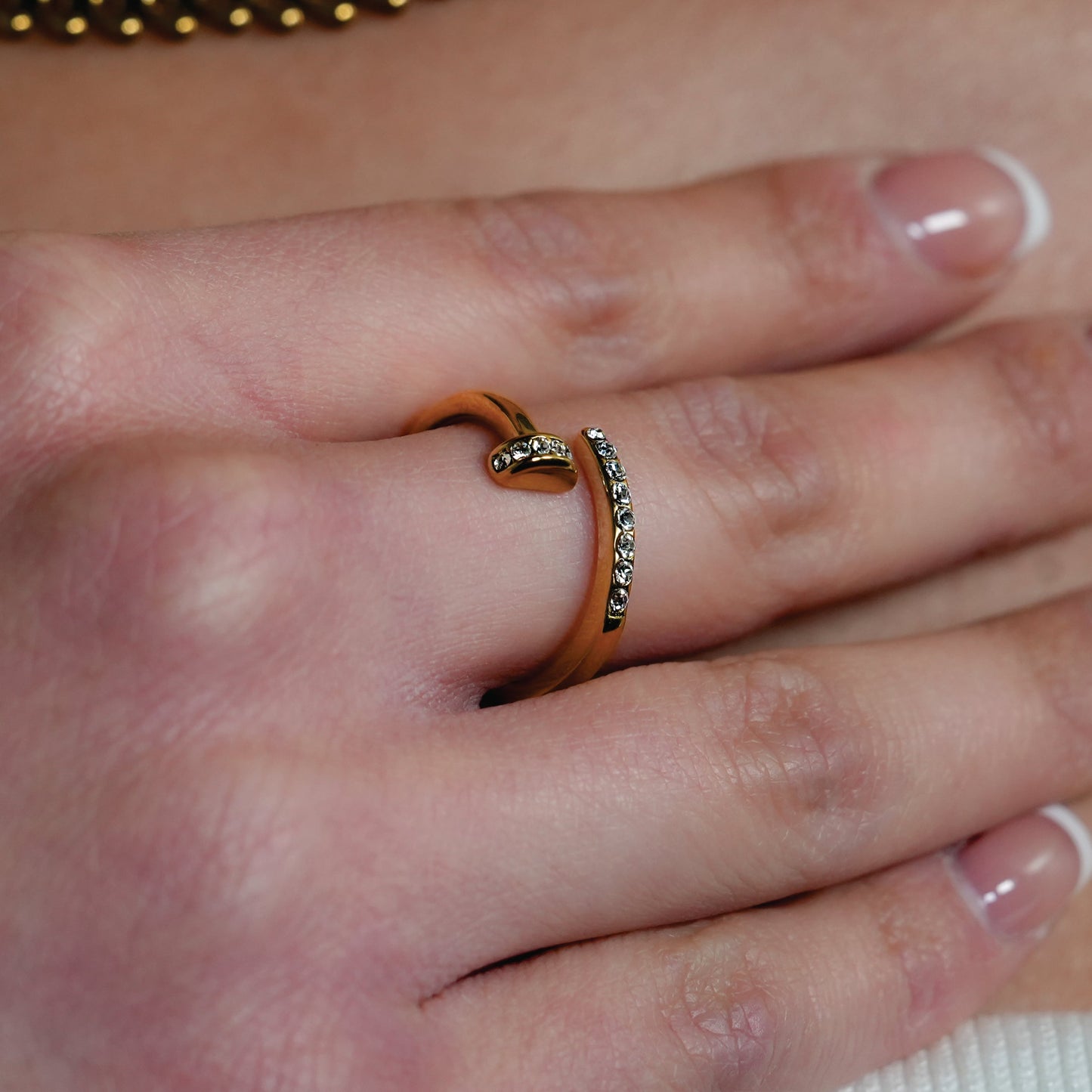 CHARISSE Gold : Bague Clou Torsadée Industrielle-Chic avec Embellissements Zirconia Pavé