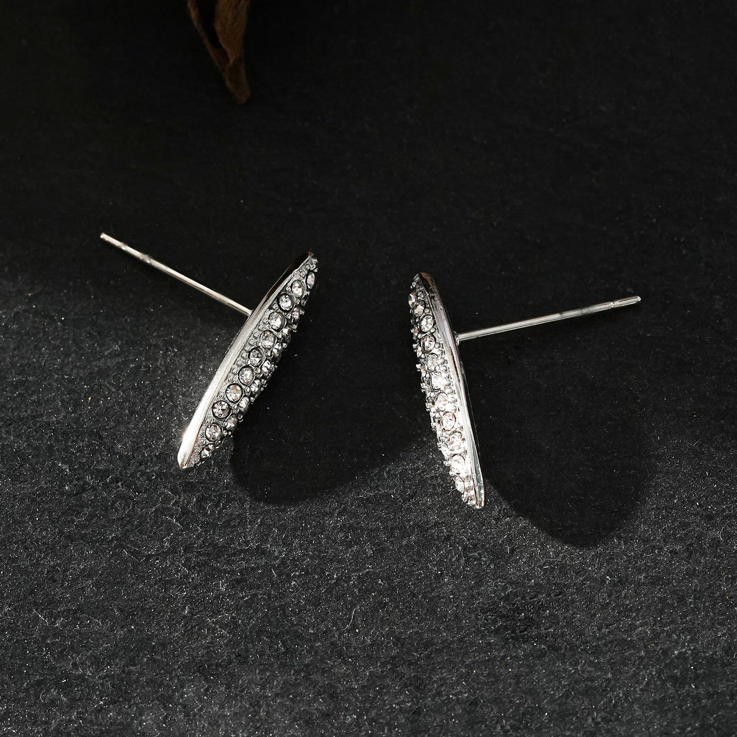 Style CHARLESVOIX : Boucles d'oreilles clous de forme ovale minimalistes en pavé de zircone argentées