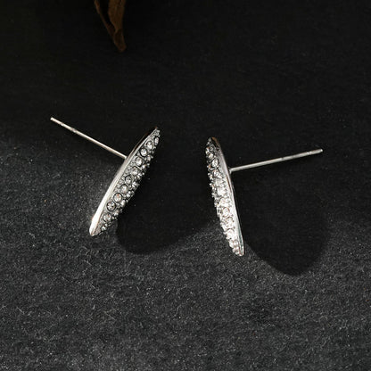 Style CHARLESVOIX : Boucles d'oreilles clous de forme ovale minimalistes en pavé de zircone argentées