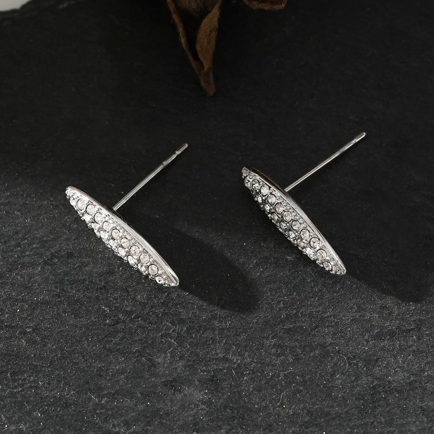 Style CHARLESVOIX : Boucles d'oreilles clous de forme ovale minimalistes en pavé de zircone argentées