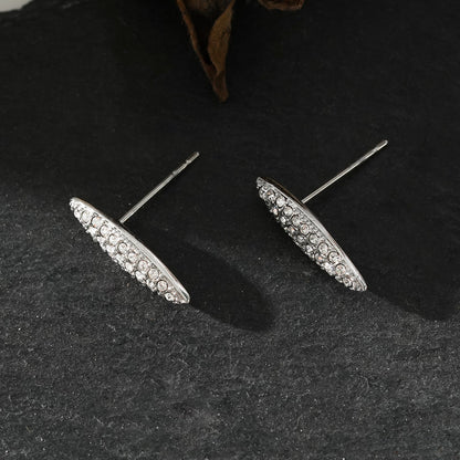 Style CHARLESVOIX : Boucles d'oreilles clous de forme ovale minimalistes en pavé de zircone argentées