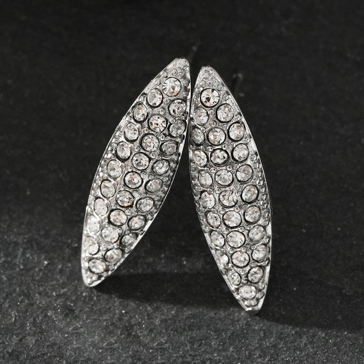 Style CHARLESVOIX : Boucles d'oreilles clous de forme ovale minimalistes en pavé de zircone argentées