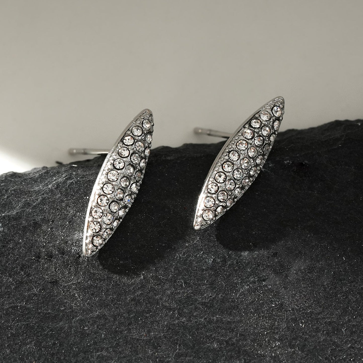 Style CHARLESVOIX : Boucles d'oreilles clous de forme ovale minimalistes en pavé de zircone argentées