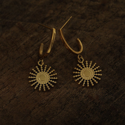 CHARLIE Gold : Boucles d'oreilles demi-créoles avec pendentif soleil