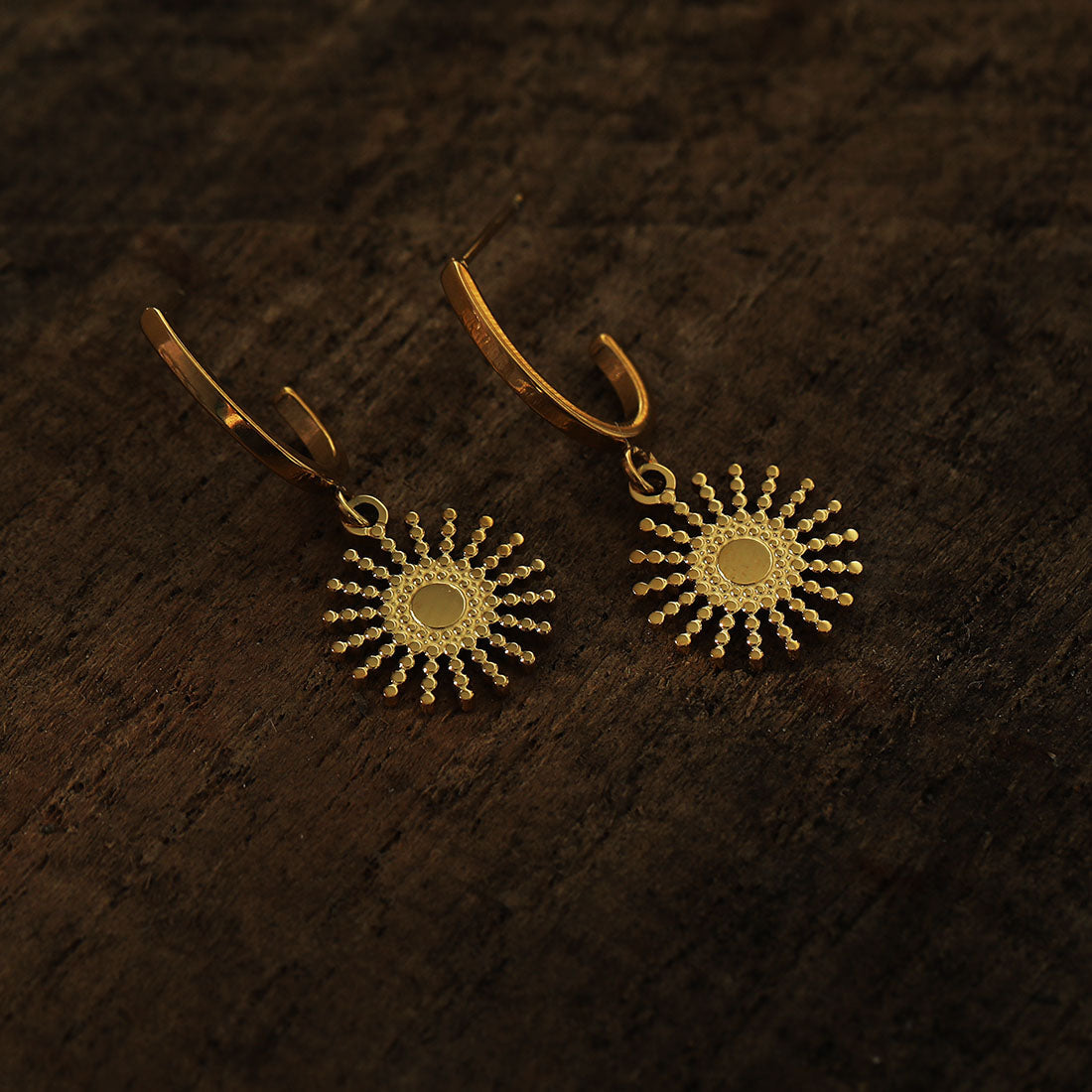 CHARLIE Gold : Boucles d'oreilles demi-créoles avec pendentif soleil