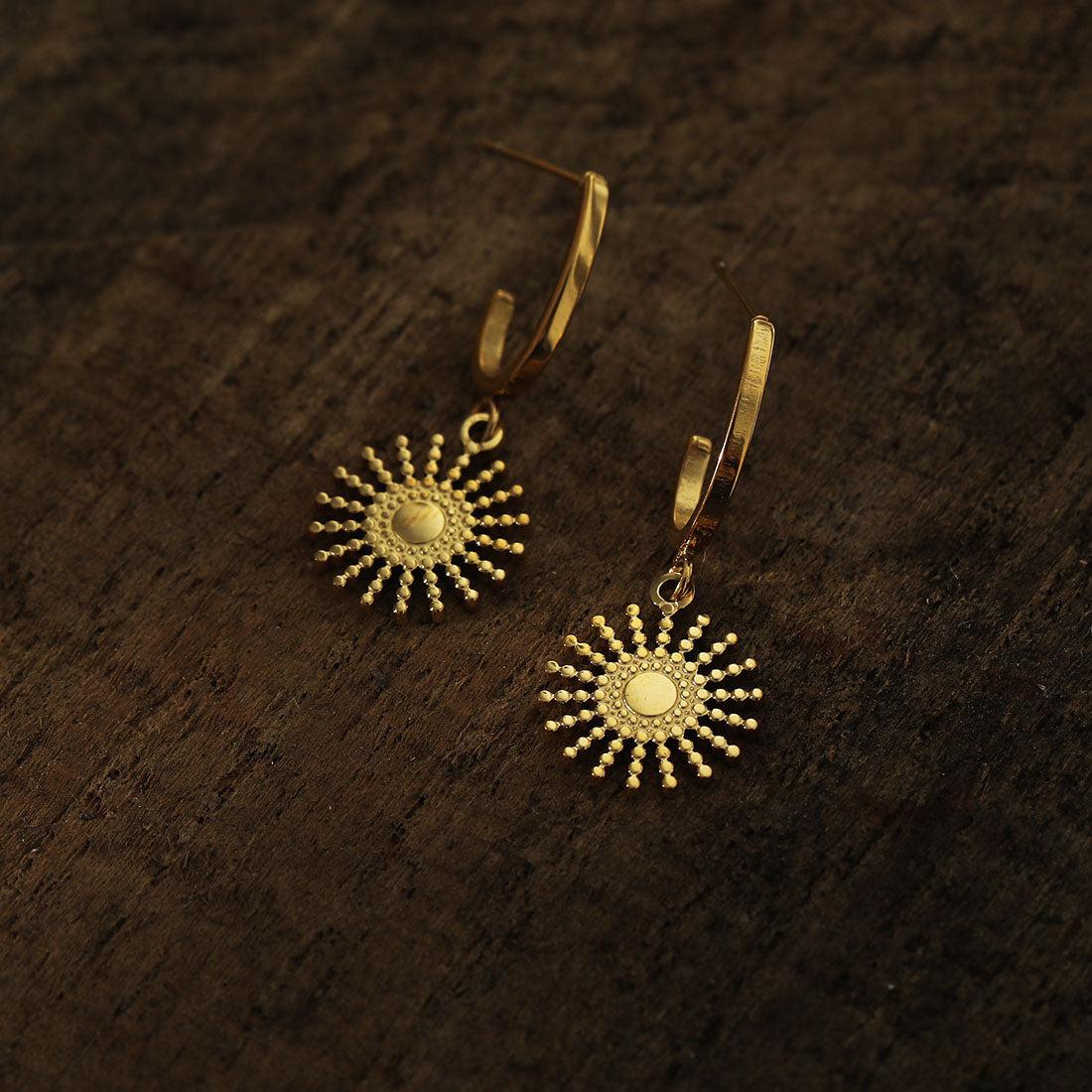 CHARLIE Gold : Boucles d'oreilles demi-créoles avec pendentif soleil