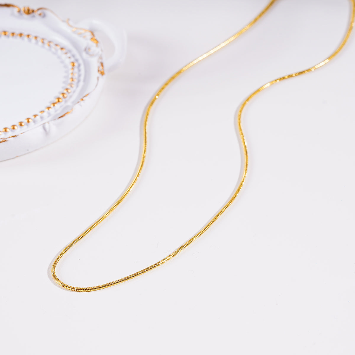 CHASTITY: Collier chaîne doré texturé peau de serpent délicate