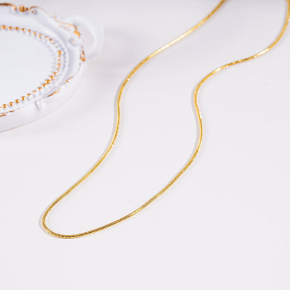 CHASTITY: Collier chaîne doré texturé peau de serpent délicate
