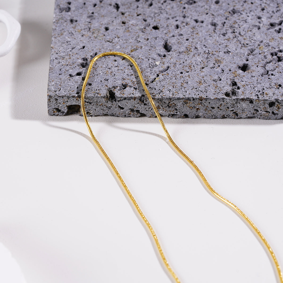 CHASTITY: Collier chaîne doré texturé peau de serpent délicate