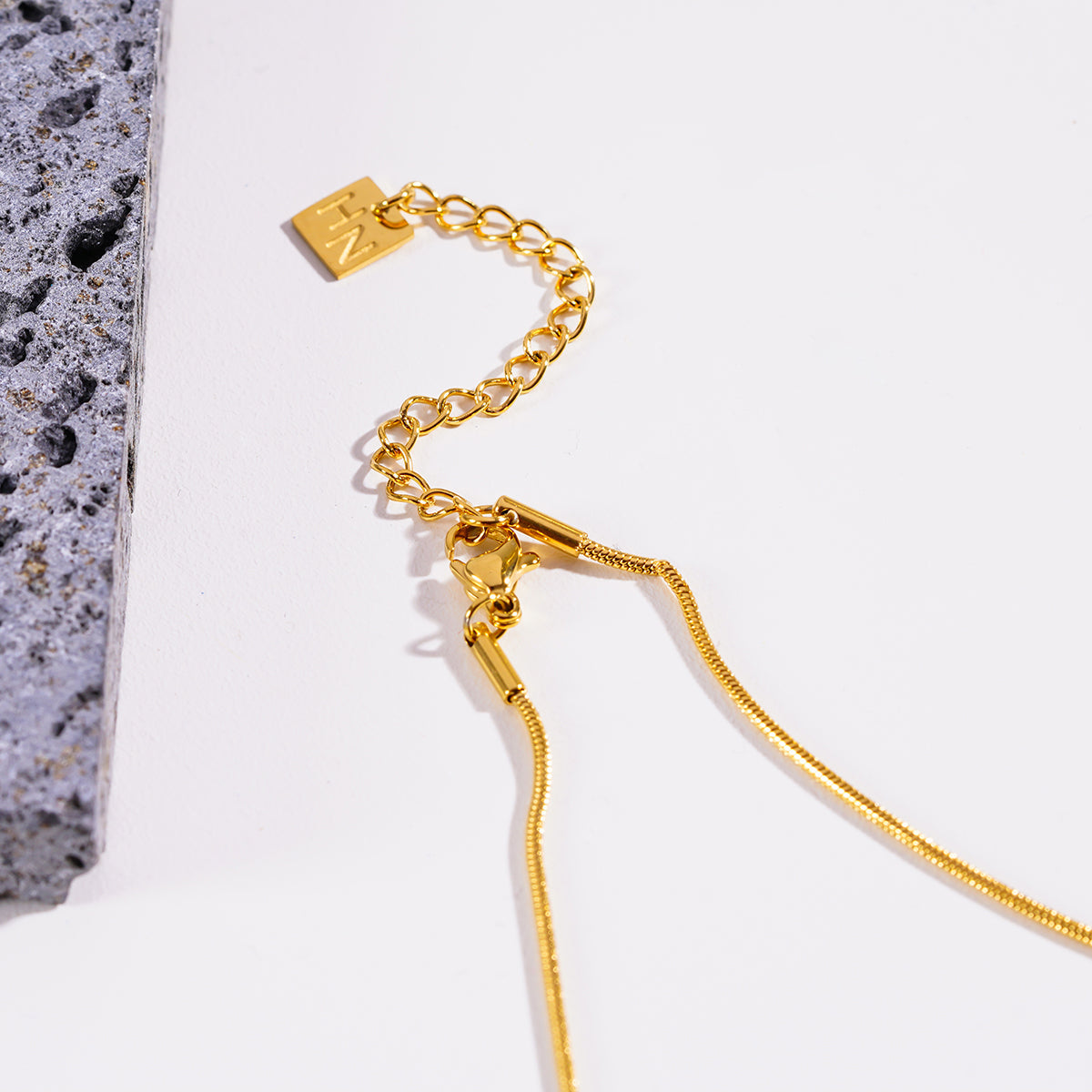 CHASTITY: Collier chaîne doré texturé peau de serpent délicate