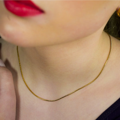 CHASTITY: Collier chaîne doré texturé peau de serpent délicate