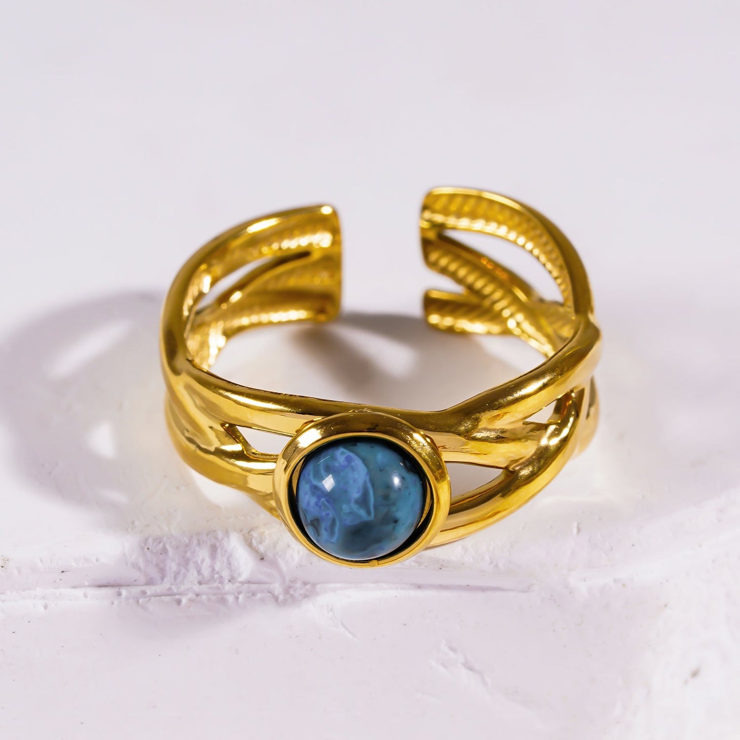 CHESA : Bague empilable torsadée avec pierre naturelle centrale.