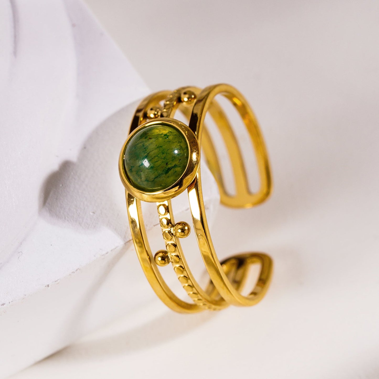 CHESILDA : Bague à 3 rangs avec ornements en perles et une pierre naturelle centrale