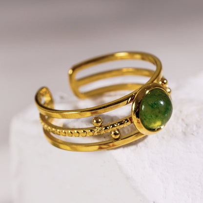 CHESILDA : Bague à 3 rangs avec ornements en perles et une pierre naturelle centrale
