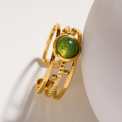 CHESILDA : Bague à 3 rangs avec ornements en perles et une pierre naturelle centrale