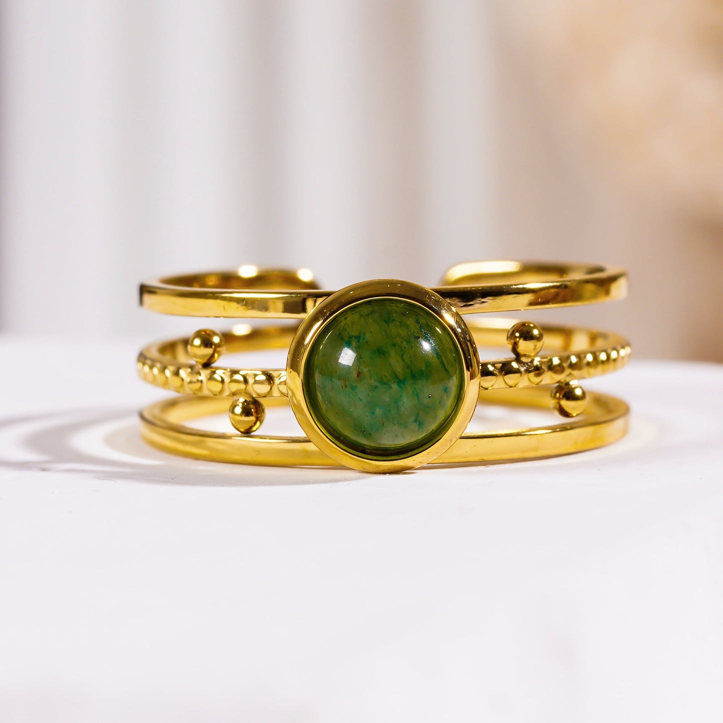 CHESILDA : Bague à 3 rangs avec ornements en perles et une pierre naturelle centrale