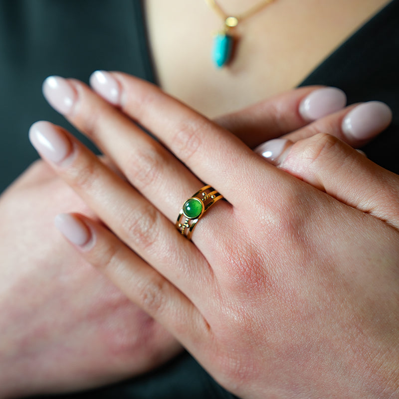 CHESILDA : Bague à 3 rangs avec ornements en perles et une pierre naturelle centrale