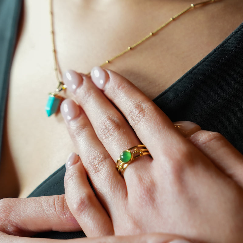 CHESILDA : Bague à 3 rangs avec ornements en perles et une pierre naturelle centrale