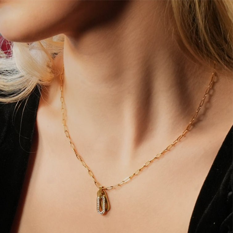 CHICALA : Collier à mailles trombone avec pendentif breloque ovale incrustée d'oxydes de zirconium