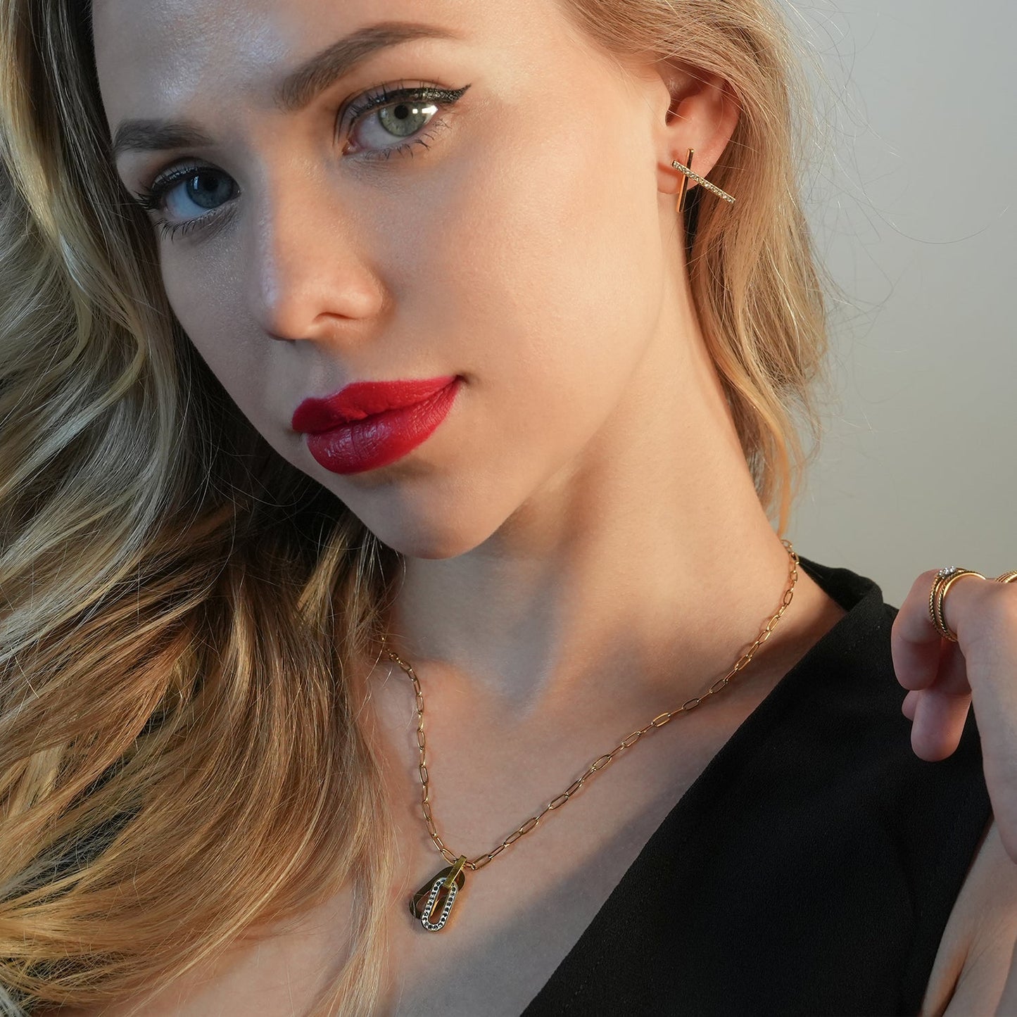 CHICALA : Collier à mailles trombone avec pendentif breloque ovale incrustée d'oxydes de zirconium
