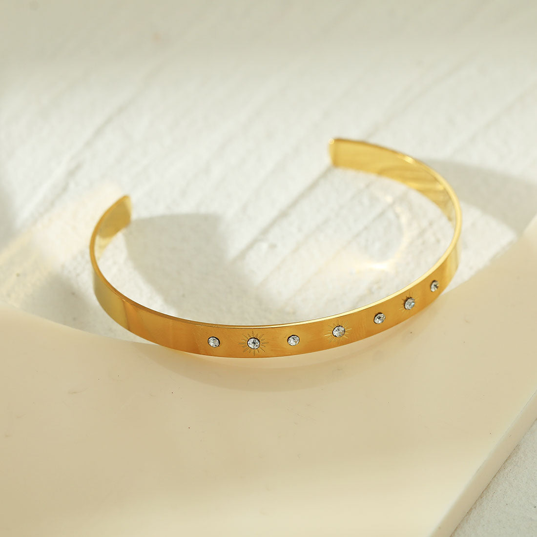 CHIMAKAK : Bracelet jonc gravé étoile incrusté de zircone en or
