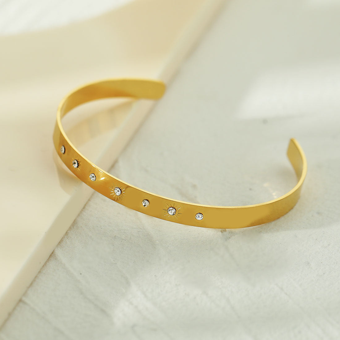CHIMAKAK : Bracelet jonc gravé étoile incrusté de zircone en or