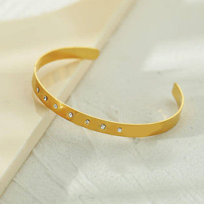 CHIMAKAK : Bracelet jonc gravé étoile incrusté de zircone en or